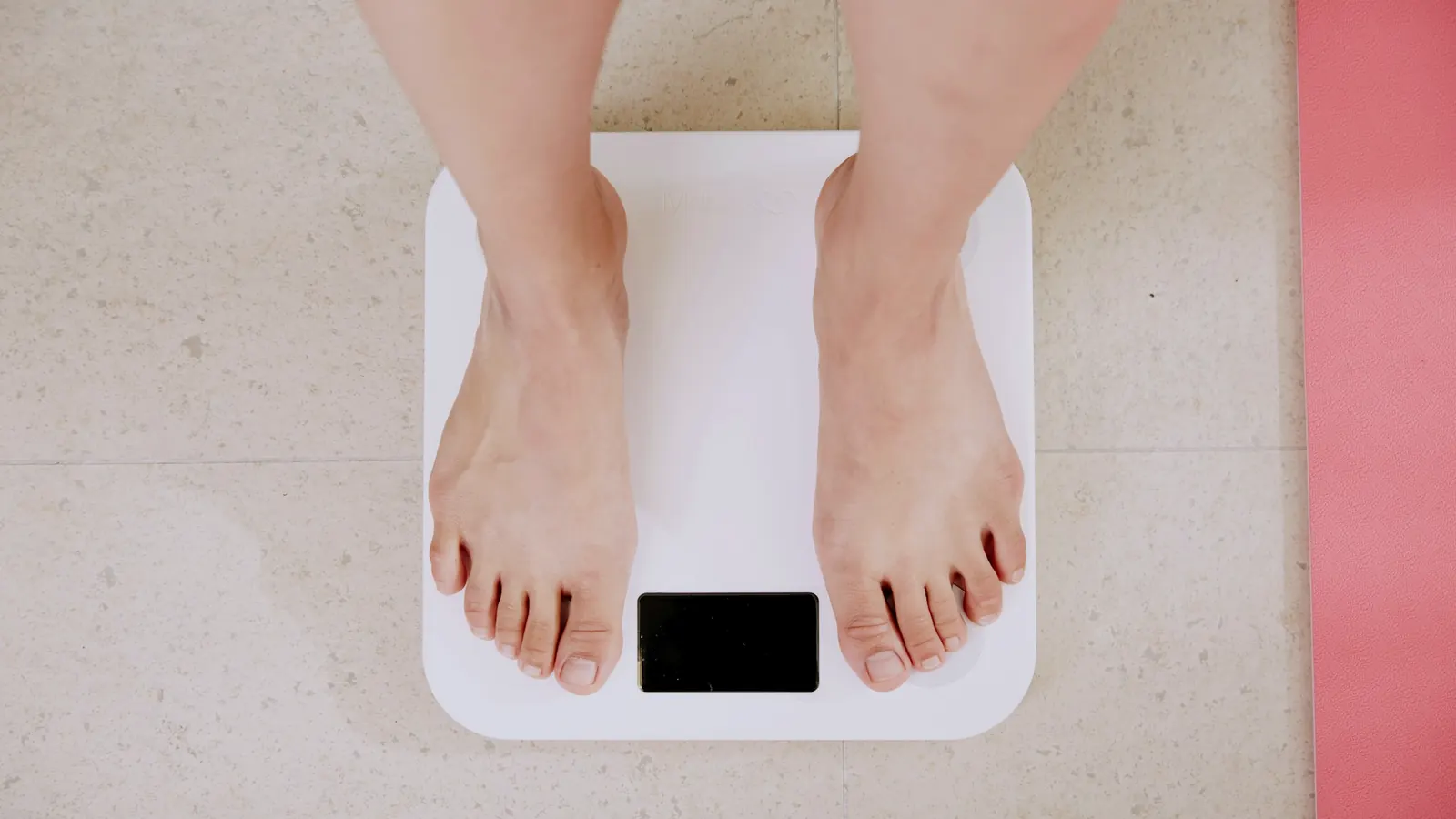Pies descalzos sobre una báscula